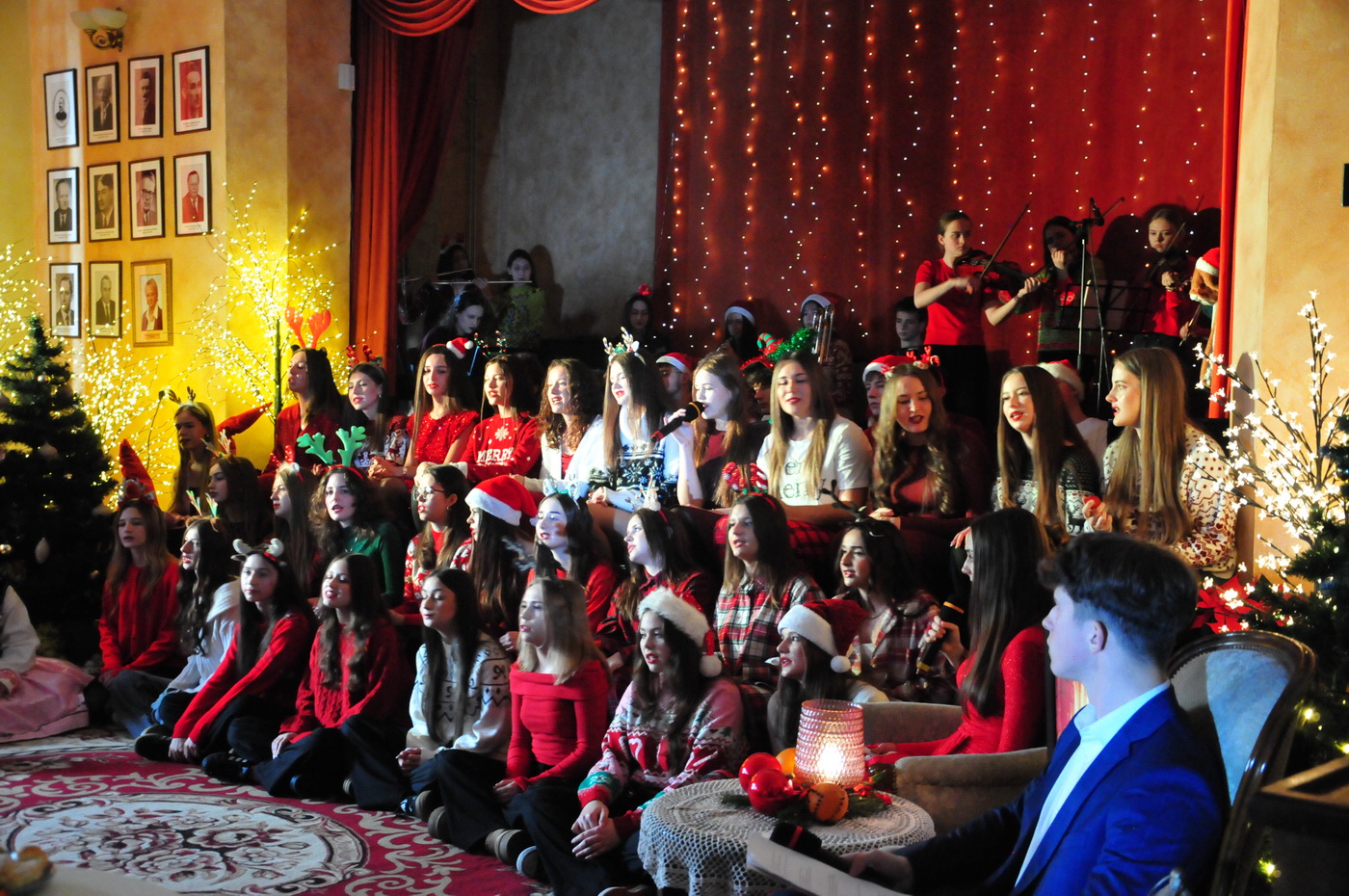 Zdjęcie Koncert Kolęd 2025 (12)50d82d05-218f-48ac-934e-dad6a5c1c617.JPG w galerii Koncert Kolęd A. D. 2025 w II LO